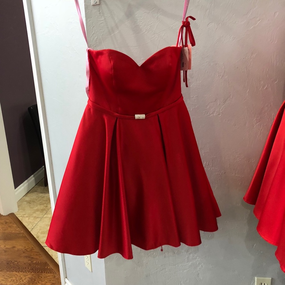 SHORT RED PEOM DRESS DESIGNER